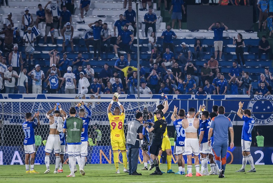 Famoso narrador usa expressões racistas em transmissão de jogo do Cruzeiro