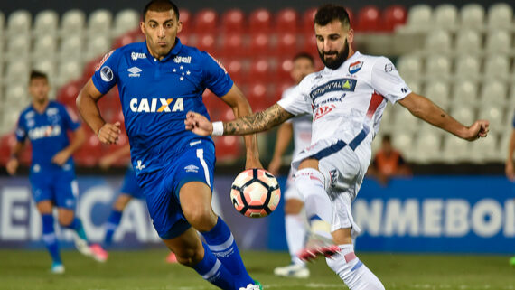 Ramón Ábila, ex-jogador do Cruzeiro em ação (foto: Norberto Duarte/AFP)