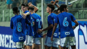 Jogadores do Cruzeiro Sub-20 comemoram gol (foto: Gustavo Martins/Cruzeiro)