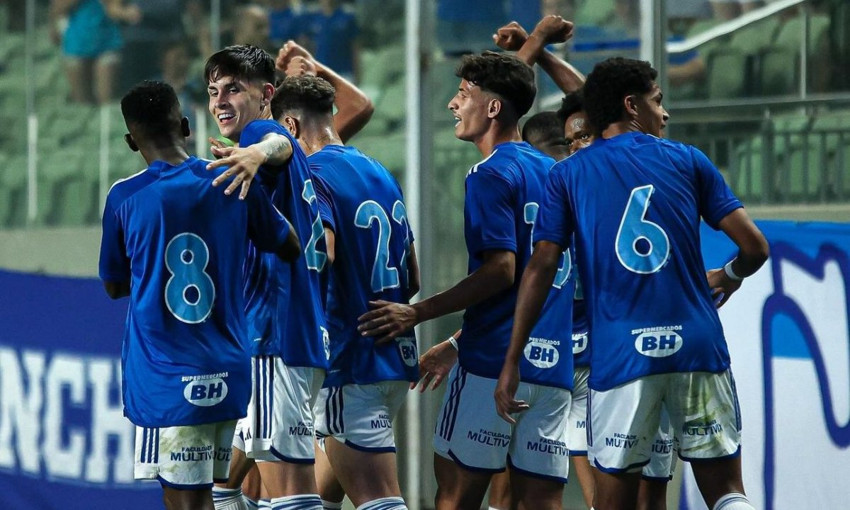 Jogadores do Cruzeiro Sub-20 comemoram gol (foto: Gustavo Martins/Cruzeiro)