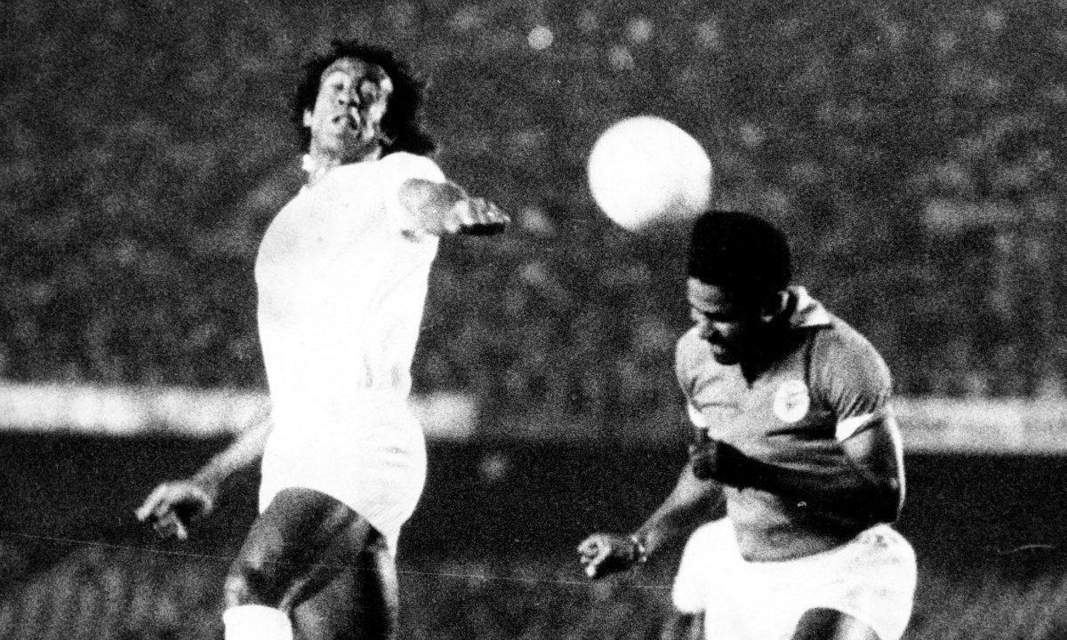 Dirceu Lopes e Eusébio em disputa de bola (foto: Arquivo Estado de Minas)