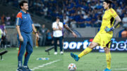 Diniz e Cássio durante jogo do Cruzeiro (foto: Gustavo Aleixo/Cruzeiro)