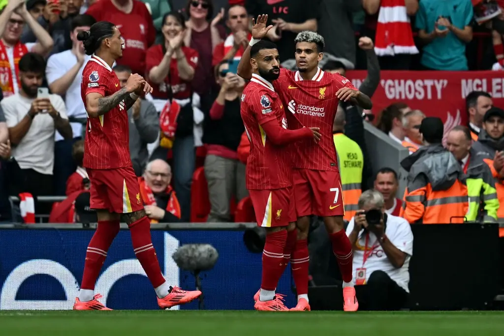 Liverpool vence Bournemouth e dorme na liderança da Premier League