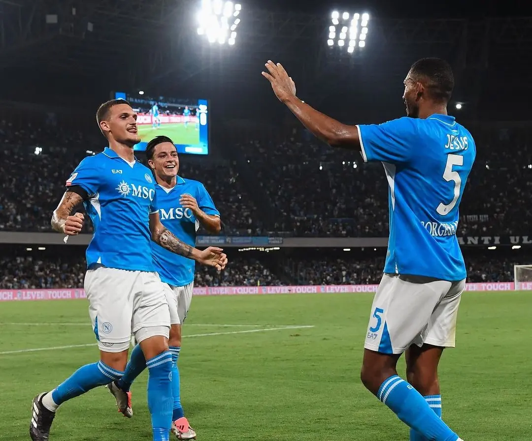 Com dois gols de brasileiros, Napoli goleia o Palermo e avança na Copa da Itália