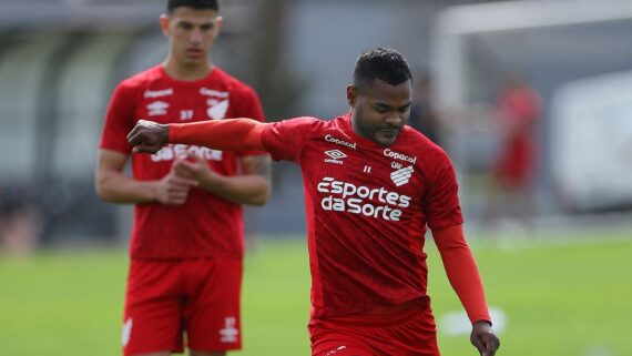 Nikão voltou a ser relacionado pelo Athletico-PR (foto: Gustavo Oliveira/athletico.com.br)