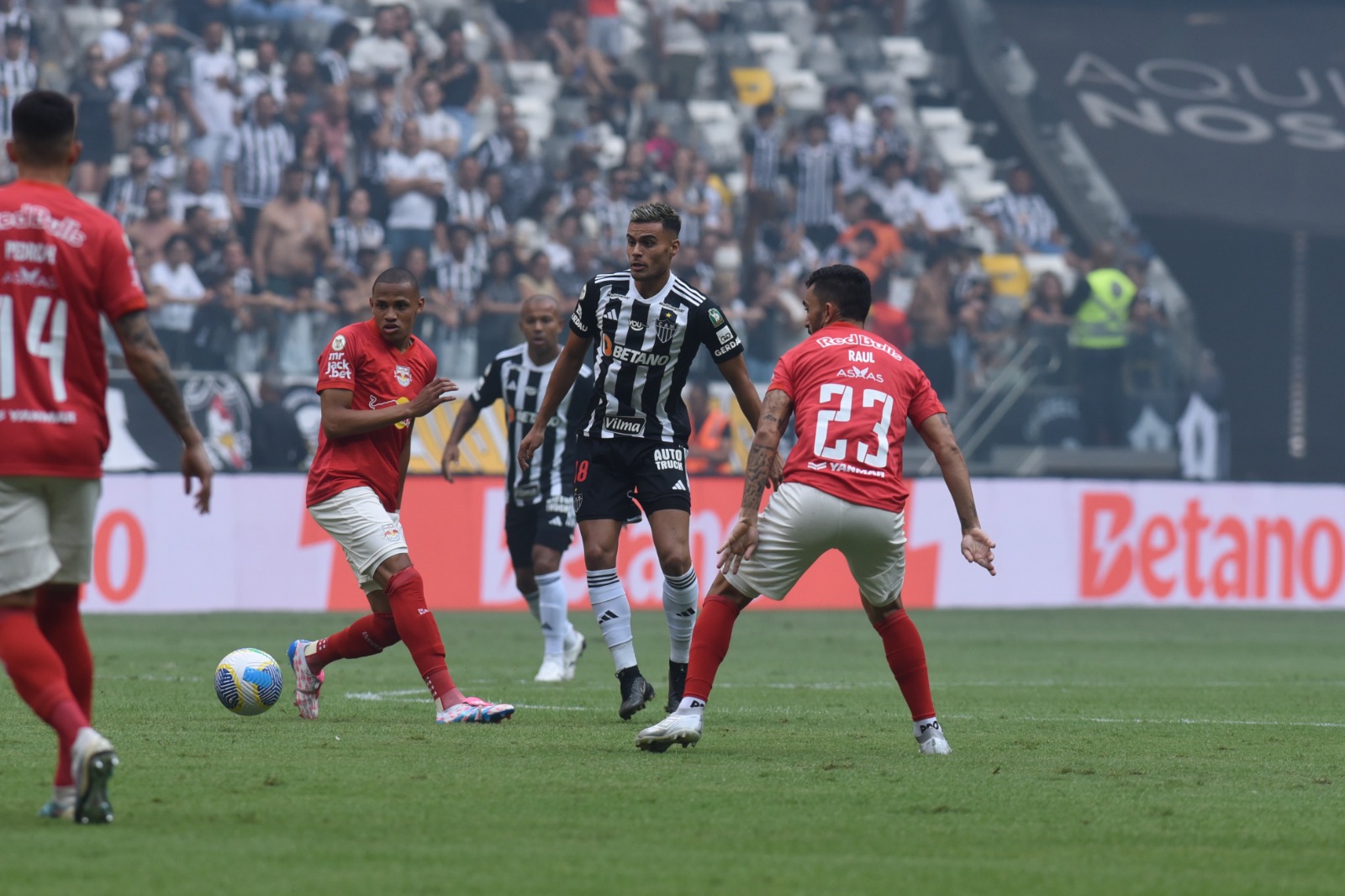 Fausto Vera em ação pelo Atlético diante do Bragantino - (foto: Gladyston Rodrigues/EM/D.A Press)