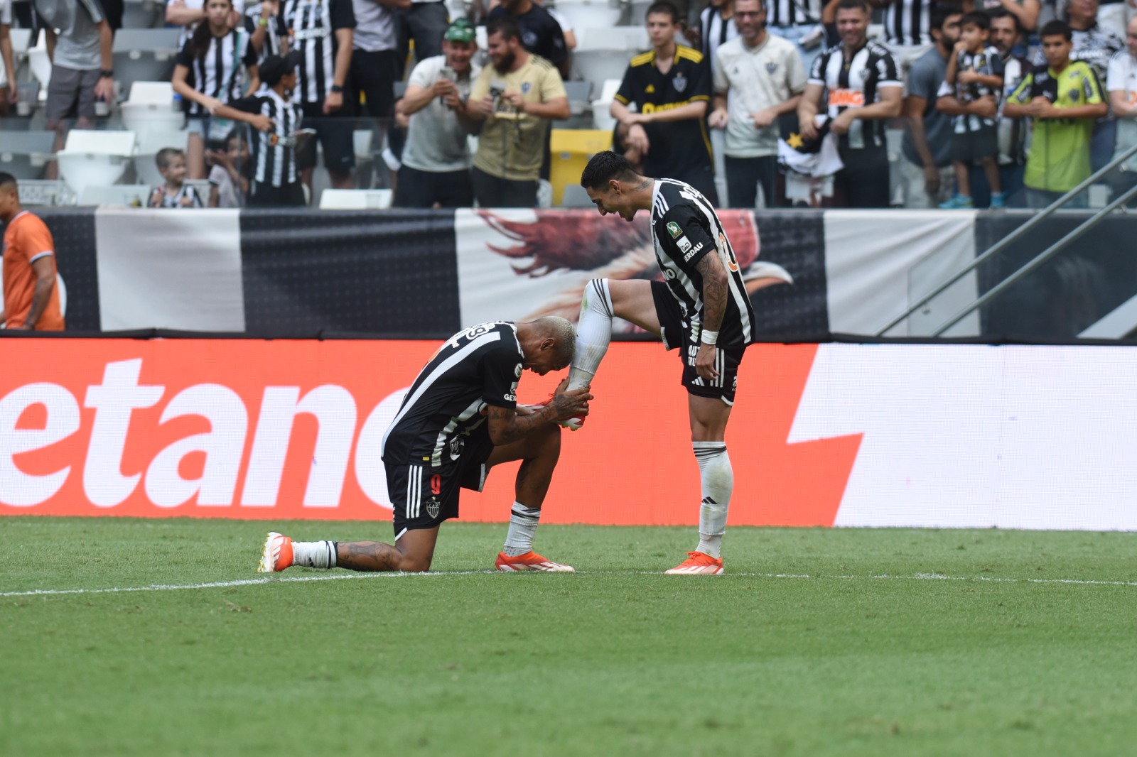 Deyverson e Cadu comemoram gol do Atlético diante do Bragantino - (foto: Gladyston Rodrigues/EM/D.A Press)