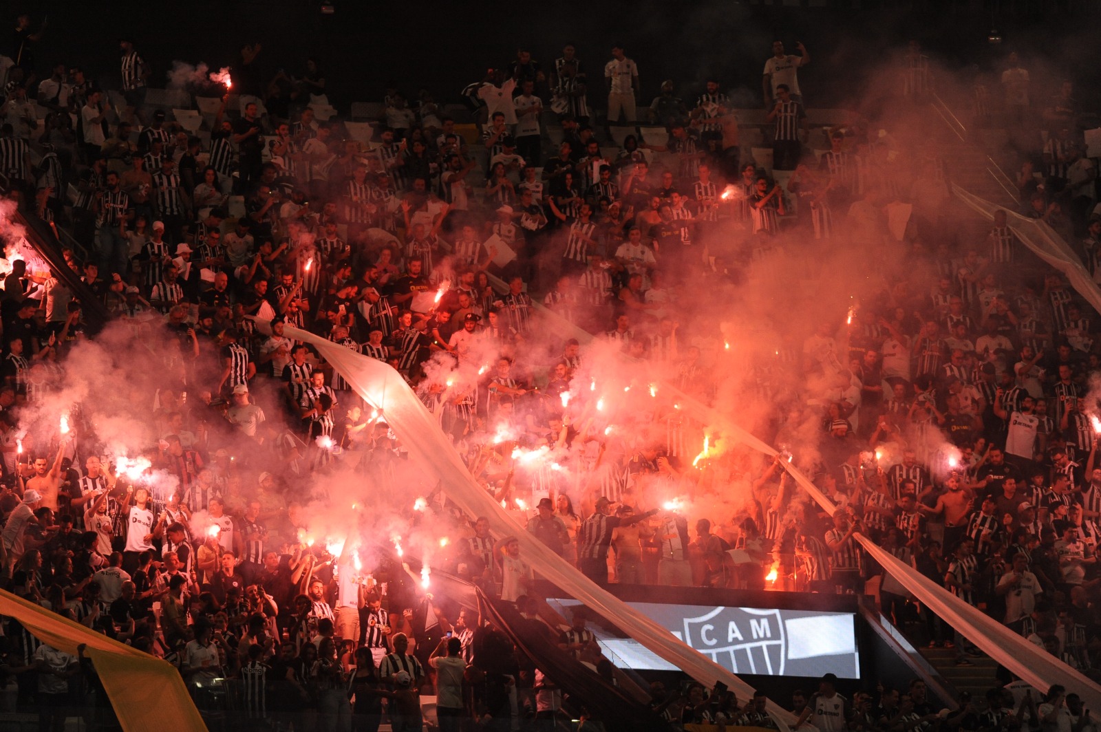 Torcedores do Atlético na Arena MRV antes de duelo contra o Fluminense pela Libertadores - (foto: Alexandre Guzanshe/EM/D.A Press)