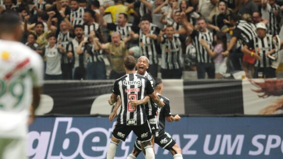 Lyanco, Deyverson e Alan Franco comemoram gol do Atlético diante do Fluminense pela Libertadores (foto: Alexandre Guzanshe/EM/D.A Press)