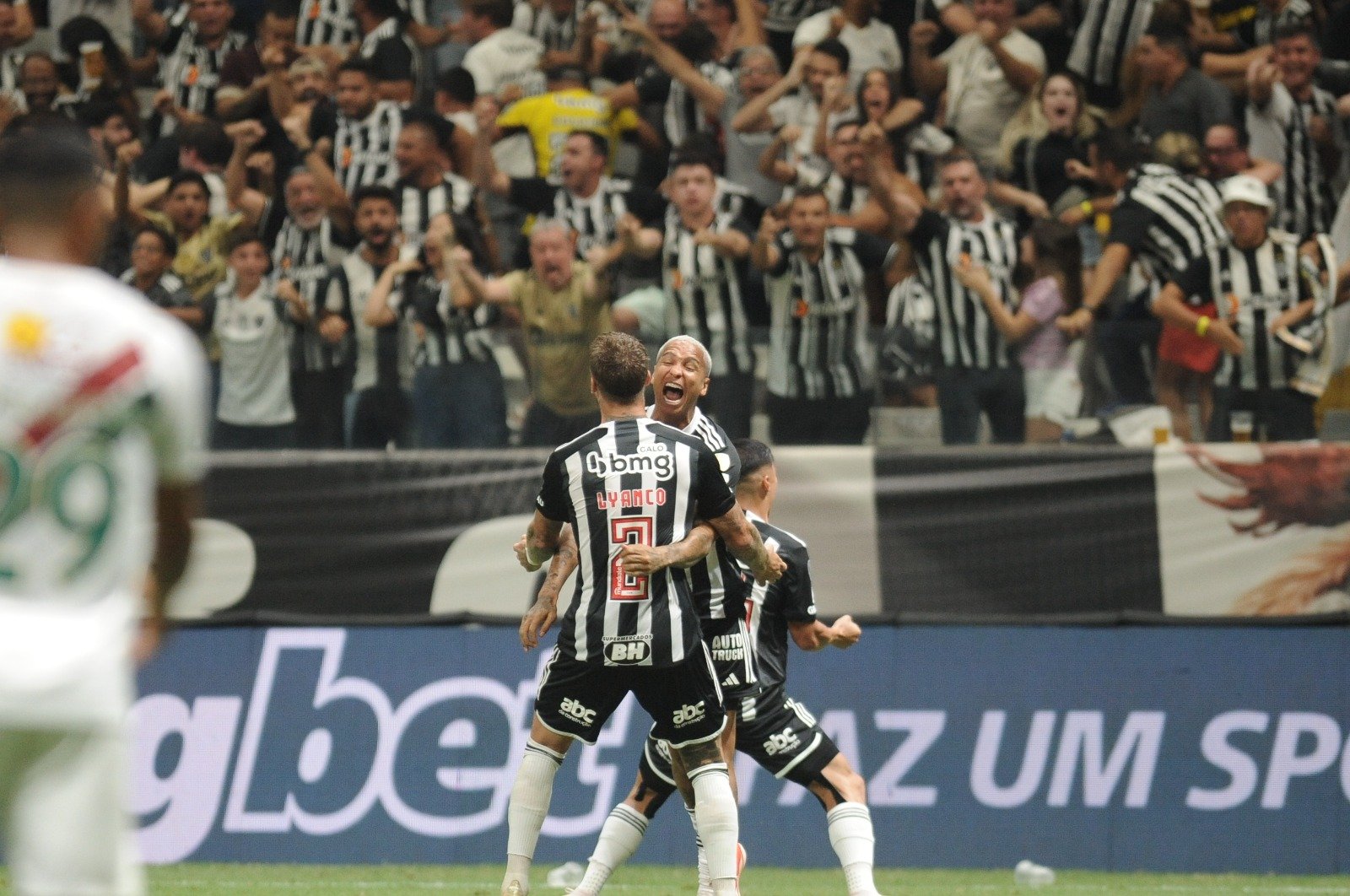 Lyanco, Deyverson e Alan Franco comemoram gol do Atlético diante do Fluminense pela Libertadores (foto: Alexandre Guzanshe/EM/D.A Press)