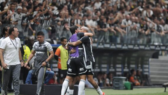 Igor Rabello e Deyverson comemoram gol do Atlético diante do Fluminense na Libertadores (foto: Alexandre Guzanshe/EM/D.A Press)