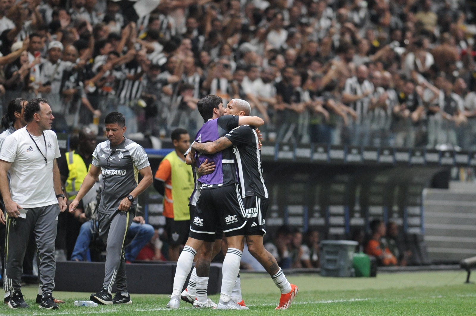 Igor Rabello e Deyverson comemoram gol do Atlético diante do Fluminense na Libertadores - (foto: Alexandre Guzanshe/EM/D.A Press)