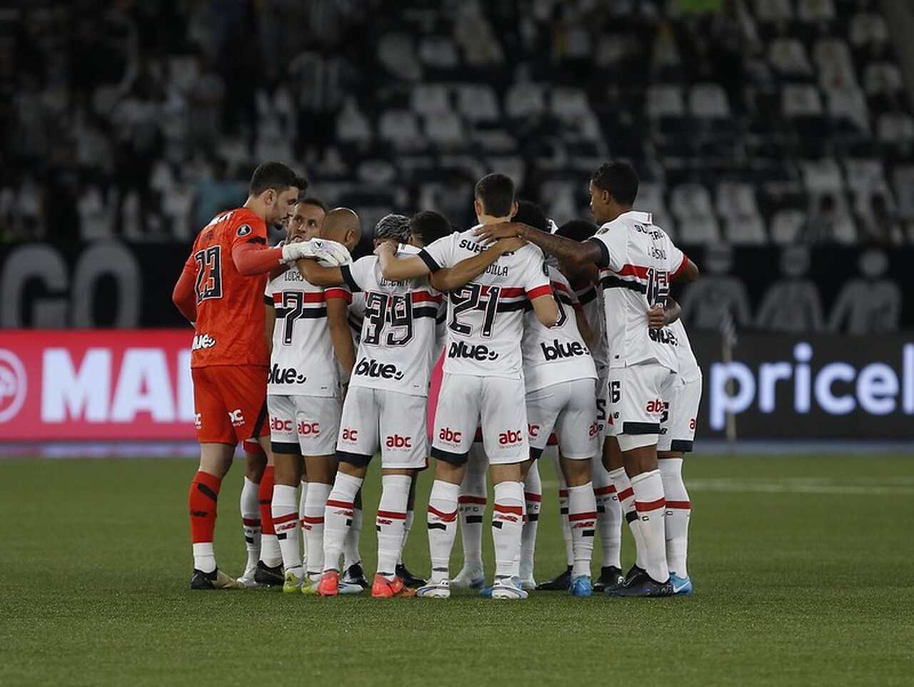 Jogadores do São Paulo abraçados em campo (foto: Rubens Chiri / São Paulo FC)