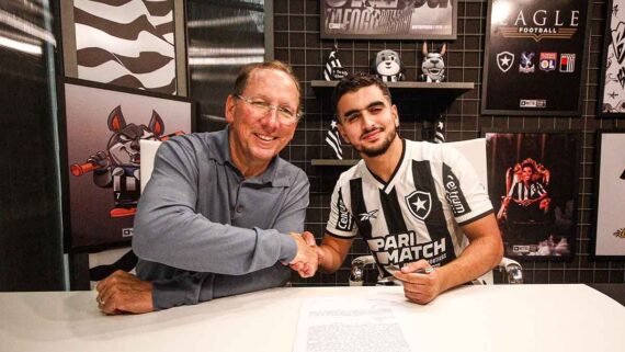 John Textor ao lado de Mohamed El Arouch (foto:  Arthur Barreto/Botafogo)