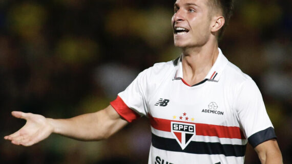 Giuliano Galoppo com a camisa do São Paulo (foto: Rubens Chiri/Saopaulofc.net)