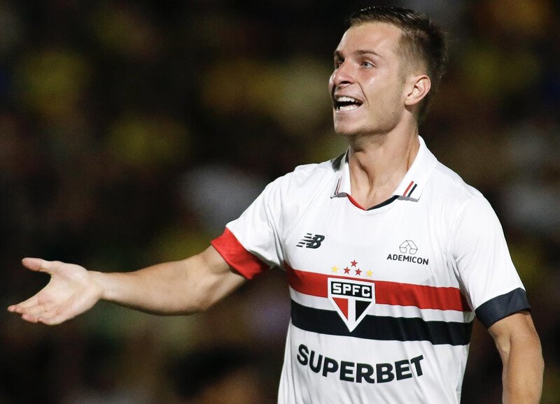 Giuliano Galoppo com a camisa do São Paulo (foto: Rubens Chiri/Saopaulofc.net)