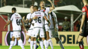 Jogadores do Vasco comemoram gol marcado por João Victor (foto: Matheus Lima/Vasco)