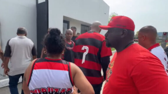 Torcedores do Flamengo estiveram na porta do CT do Flamengo e conversaram com jogadores (foto: Reprodução de vídeo em redes sociais)