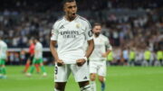 Mbappé celebra o segundo gol marcado na vitória sobre o Betis (foto: Thomas Coex/AFP via Getty Images)