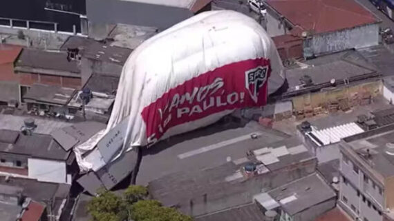 Dirigível contratado pelo São Paulo cai em Osasco pouco antes de decisão contra Botafogo (foto: Reprodução/TV Globo)