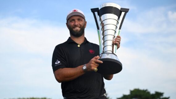 Atleta segura troféu (foto: Quinn Harris / GETTY IMAGES NORTH AMERICA / Getty Images via AFP)