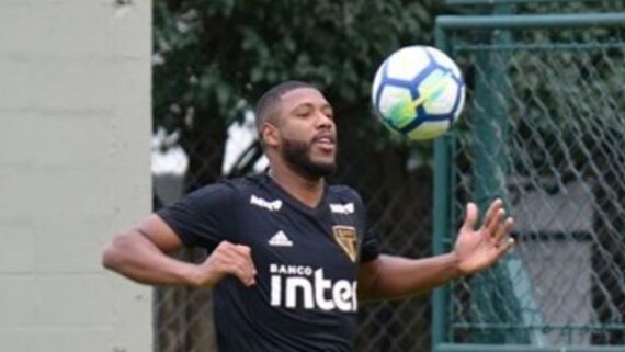 Jogador em treino (foto: Divulgação / São Paulo)