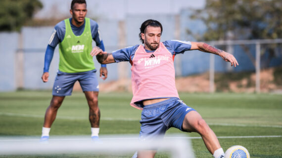 Gabriel Veron e Lautaro Díaz em treino (foto: Gustavo Aleixo/Cruzeiro)