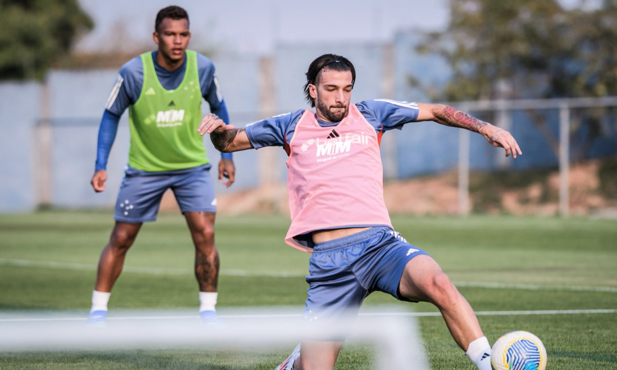 Gabriel Veron e Lautaro Díaz em treino (foto: Gustavo Aleixo/Cruzeiro)