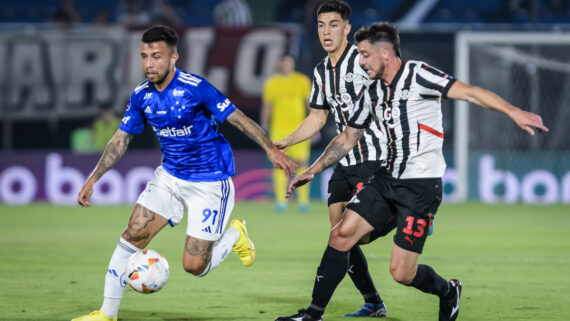 Disputa entre jogadores de Cruzeiro e Libertad (foto: Gustavo Aleixo/Cruzeiro)