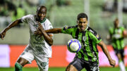 Matheus Davó disputa bola em jogo do América (foto: Mourão Panda/América)