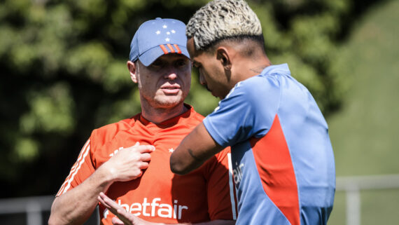 Fernando Seabra e Matheus Pereira em conversa (foto: Gustavo Aleixo/Cruzeiro)