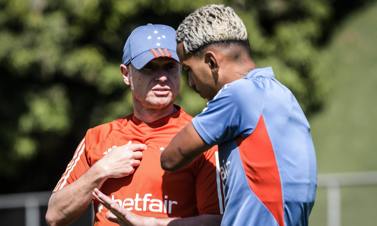 Fernando Seabra e Matheus Pereira em conversa (foto: Gustavo Aleixo/Cruzeiro)