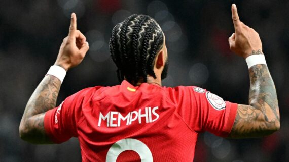 Memphis não usa sobrenome Depay em sua camisa (foto: Javier Soriano/AFP)