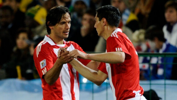 Roque Santa Cruz e Óscar Cardozo em jogo do Paraguai na Copa do Mundo de 2010 (foto: Dylan Martinez/AFP)