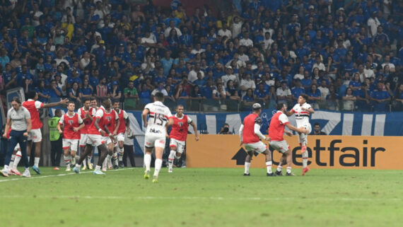 Jogadores do São Paulo comemoram gol contra Cruzeiro (foto: Leandro Couri/EM/D.A.Press)