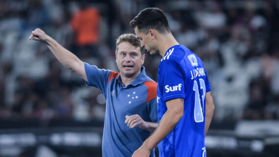 Fernando Seabra orientando Juan Dinenno (foto: Gustavo Aleixo/Cruzeiro)