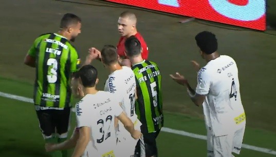 Jogadores do América reclamam de pênalti não marcado em derrota para o Santos (foto: Reprodução/Premiere)