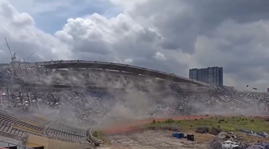 Estádio com 80 mil lugares é demolido para reforma; veja vídeo