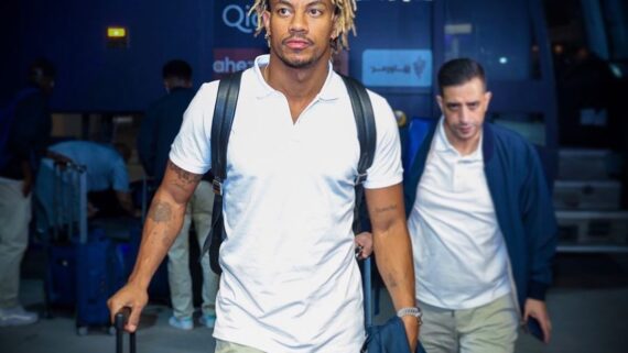 Jogador em aeroporto (foto: Divulgação / André Carrilo)