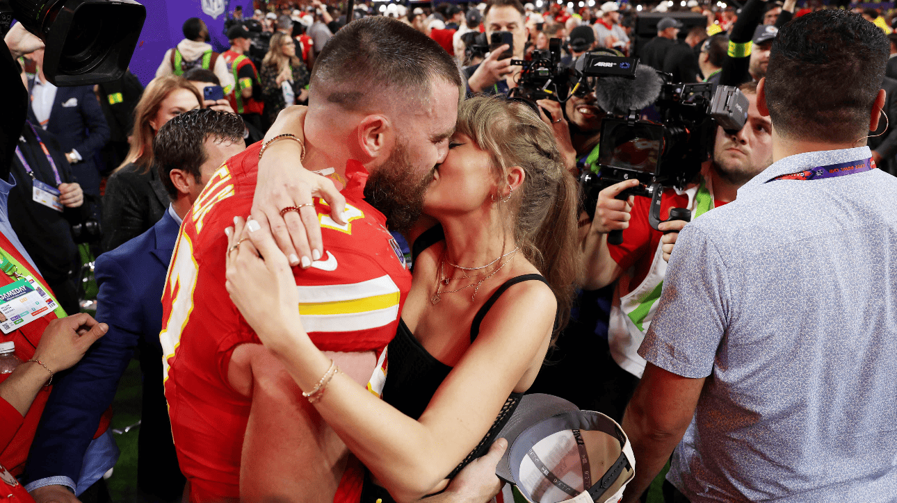 Travis Kelce, jogador de futebol americano, e Taylor Swift, cantora - (foto: Ezra Shaw/AFP)