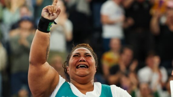 Taynara Medeiros comemorando a conquista do ouro na categoria até 86kg do halterofilismo (foto: Ana Patrícia de Almeida/CPB)