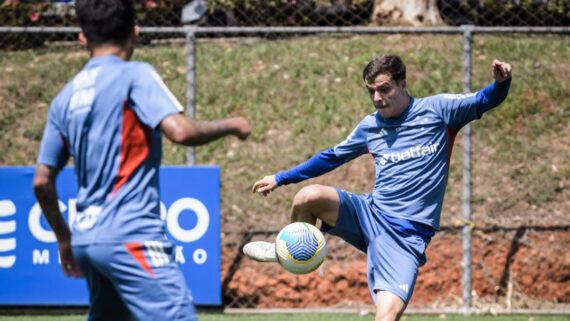 Vitinho em treino do Cruzeiro (foto: Gustavo Aleixo/Cruzeiro)