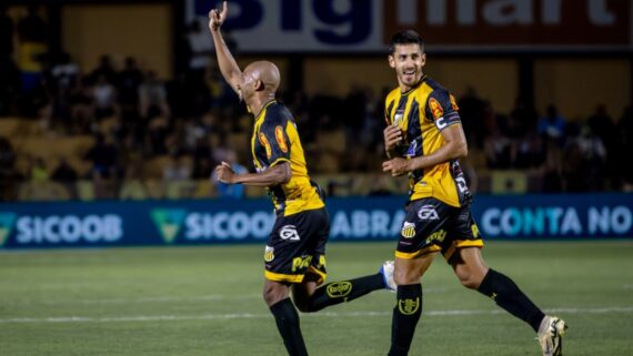 Waguininho marcou os dois gols do Novorizontino (foto: Higor Basso/Novorizontino/Divulgação)