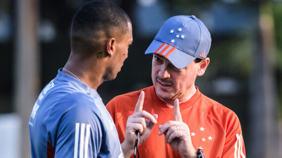 Diniz em conversa com Walace (foto: Gustavo Aleixo/Cruzeiro)