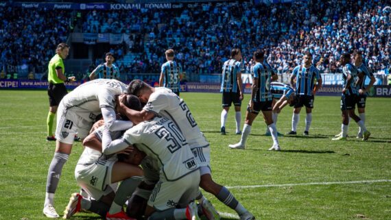 Jogadores do Atlético comemorando gol contra o Grêmio (foto: Pedro Souza / Atlético )