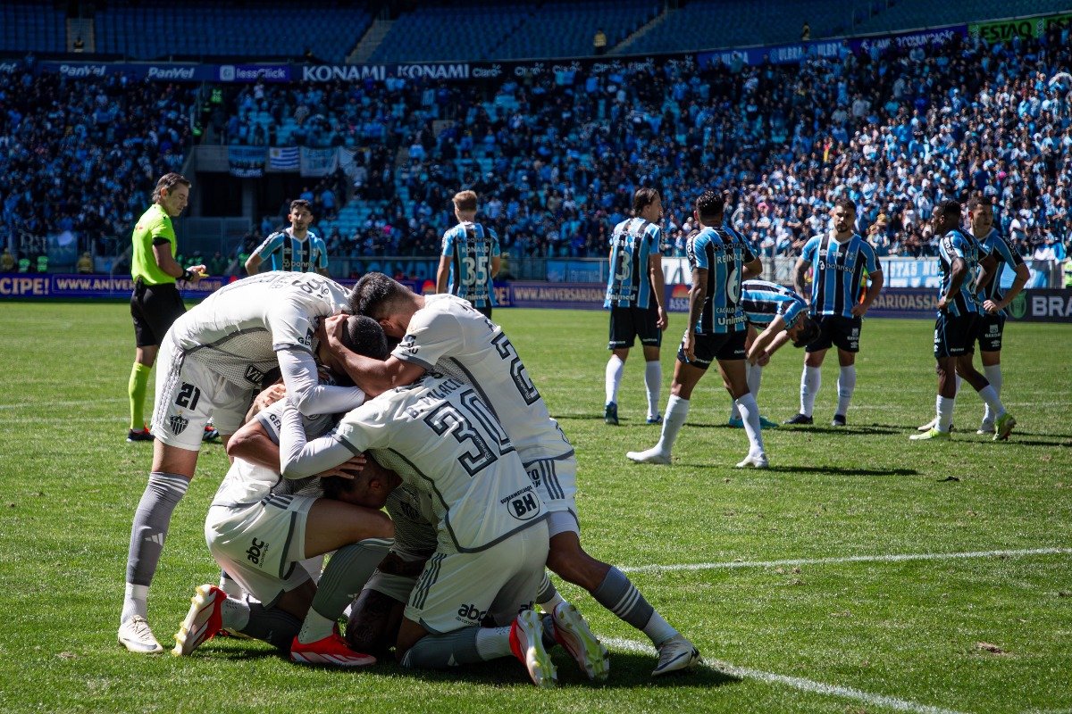 Jogadores do Atlético comemorando gol contra o Grêmio (foto: Pedro Souza / Atlético)