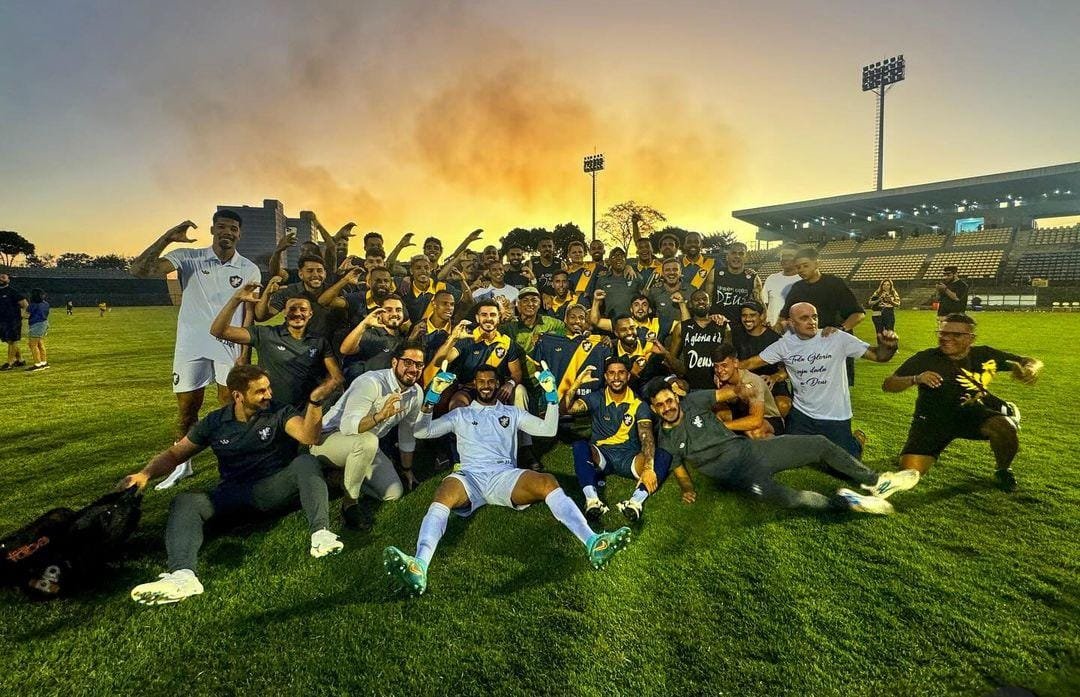 Jogadores do Retrô comemoram acesso à Série C (foto: Retrô/Divulgação)