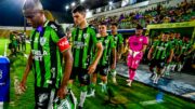 Jogadores do América entrando em campo (foto: Mourão Panda / América)