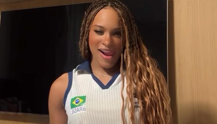 Rebeca Andrade fez dancinha com camisa de Gabi Guimarães (foto: Reprodução/Instagram)