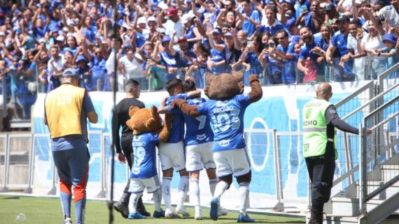 Jogadores do Cruzeiro comemoram gol em frente à torcida no Mineirão (foto: Edésio Ferreira)